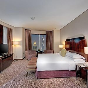 Ruime Suite met een Slaapkamer en een King Size Bed op de Bovenste Verdiepingen